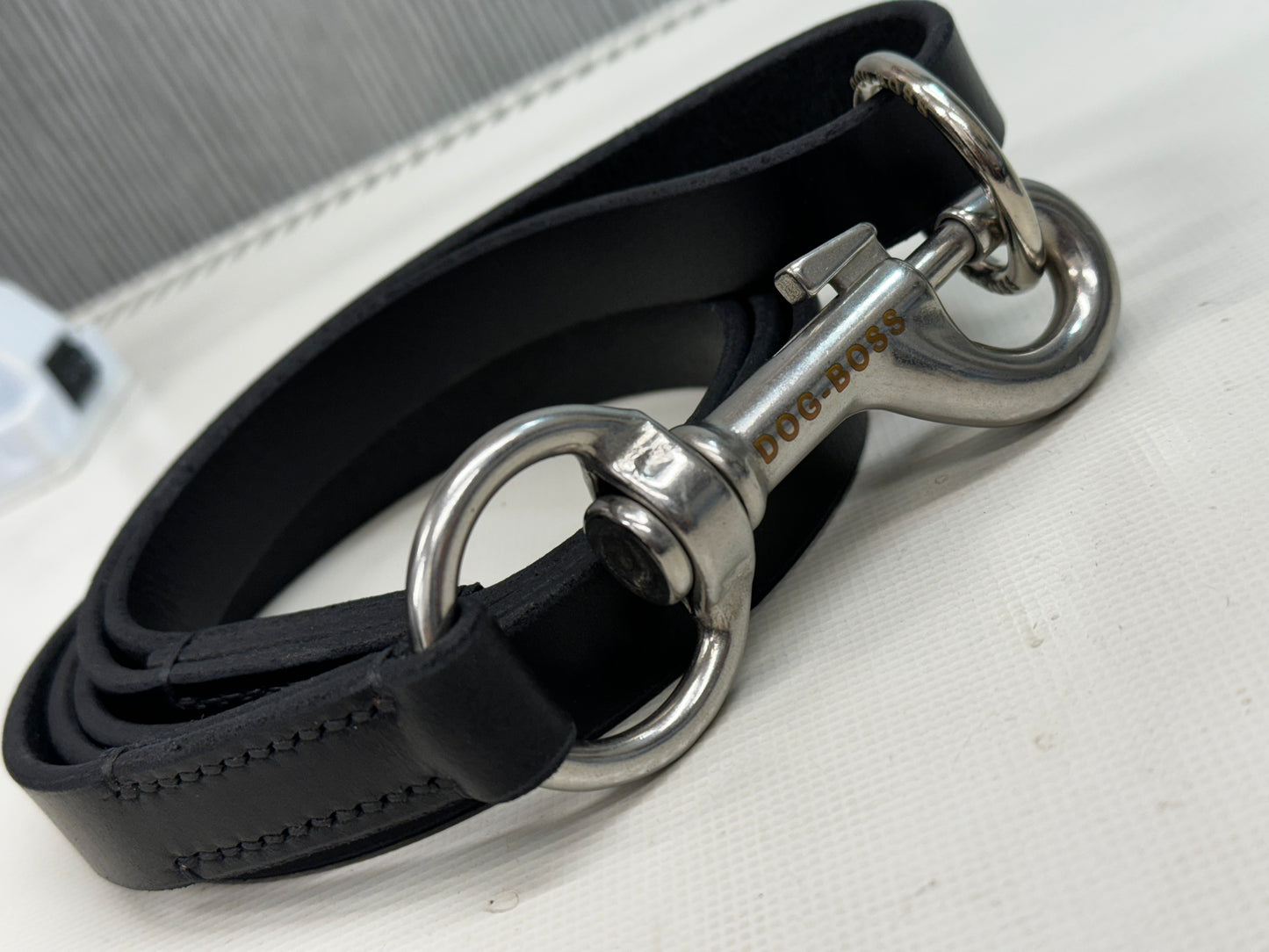 Black leather lead, hand stitched, 1.5m long with our new stainless steel snap hook and KONG O Ring on handle…. Made with the highest quality leather 💪🏻💪🏻