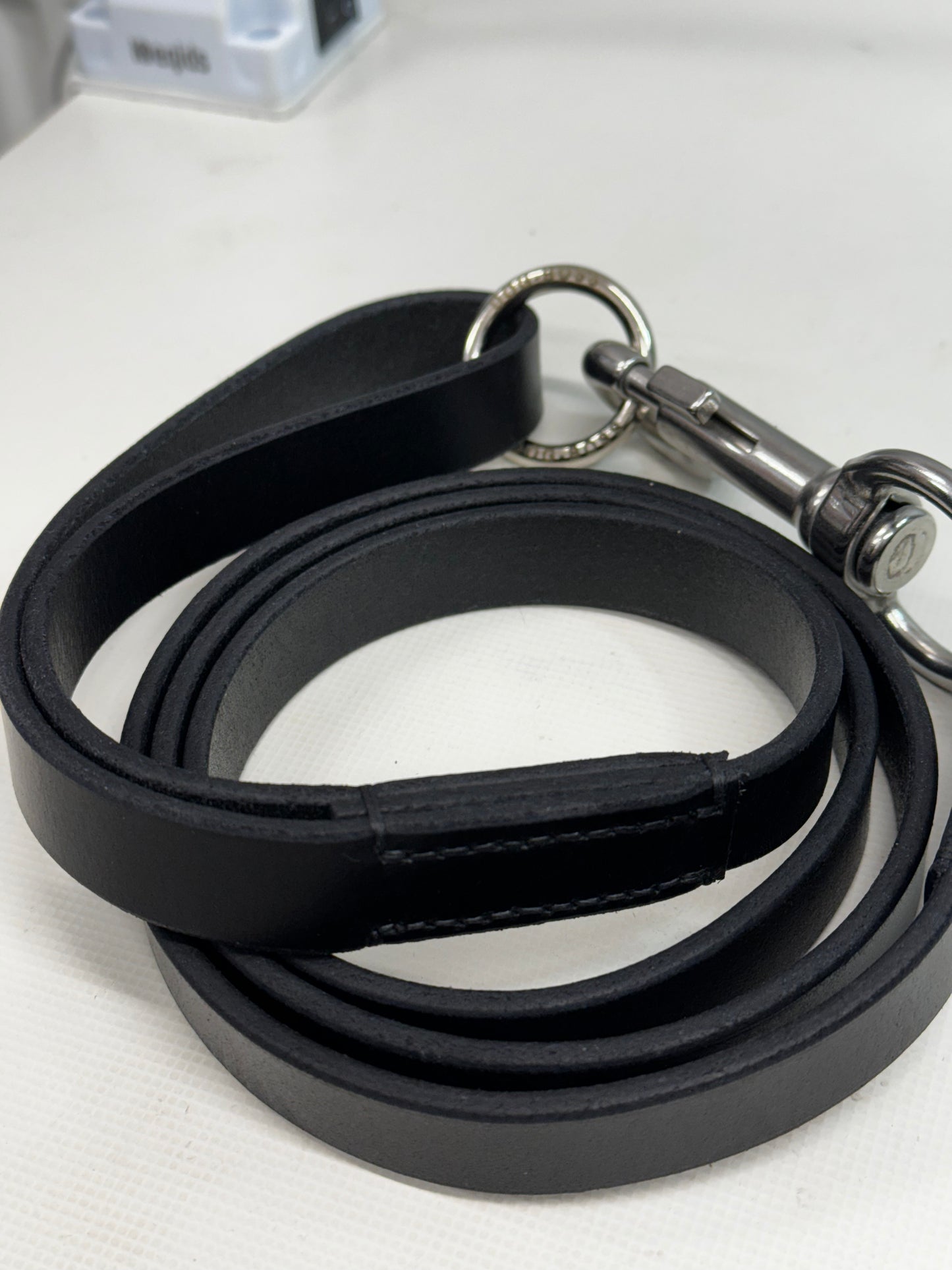 Black leather lead, hand stitched, 1.5m long with our new stainless steel snap hook and KONG O Ring on handle…. Made with the highest quality leather 💪🏻💪🏻